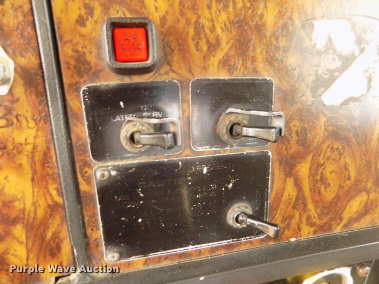 image for item DD2759 1989 Kenworth T400 semi truck