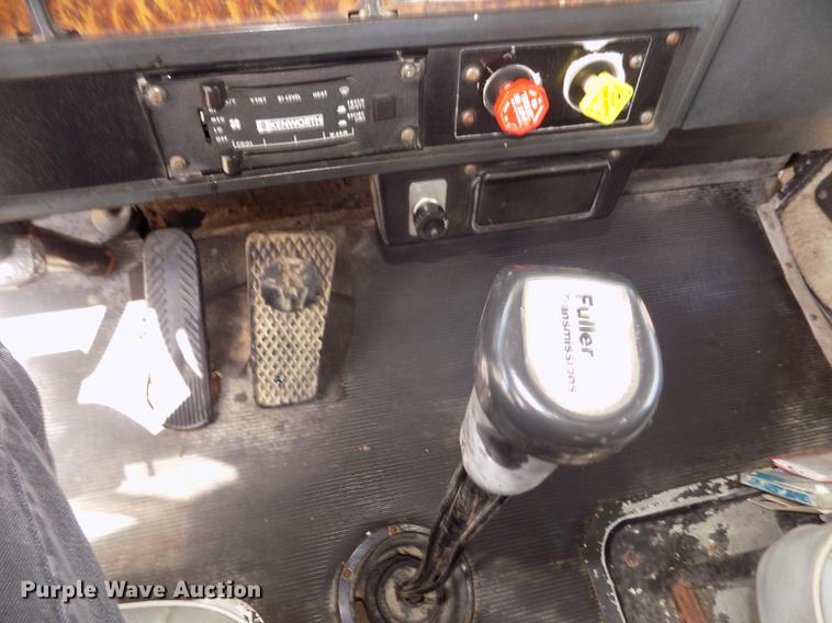 image for item DD2759 1989 Kenworth T400 semi truck