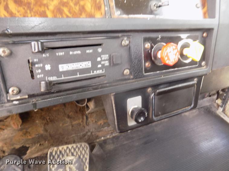 image for item DD2759 1989 Kenworth T400 semi truck