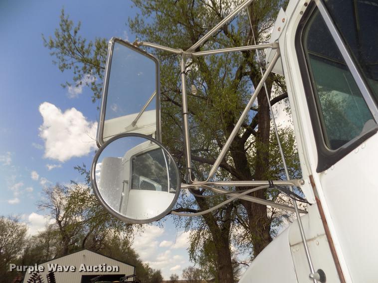 image for item DD2759 1989 Kenworth T400 semi truck