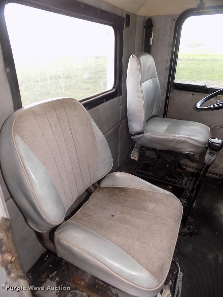 image for item DD2759 1989 Kenworth T400 semi truck