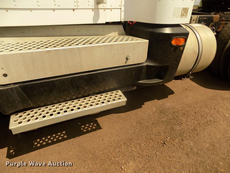 image for item DD2759 1989 Kenworth T400 semi truck