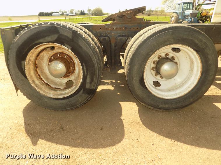 image for item DD2759 1989 Kenworth T400 semi truck