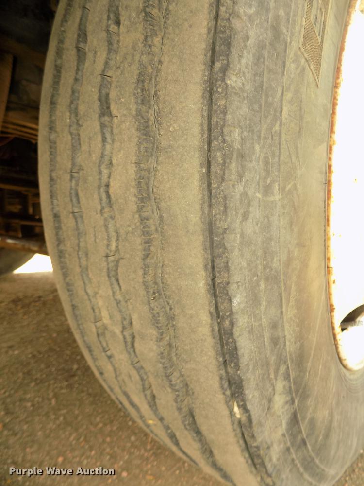 image for item DD2759 1989 Kenworth T400 semi truck