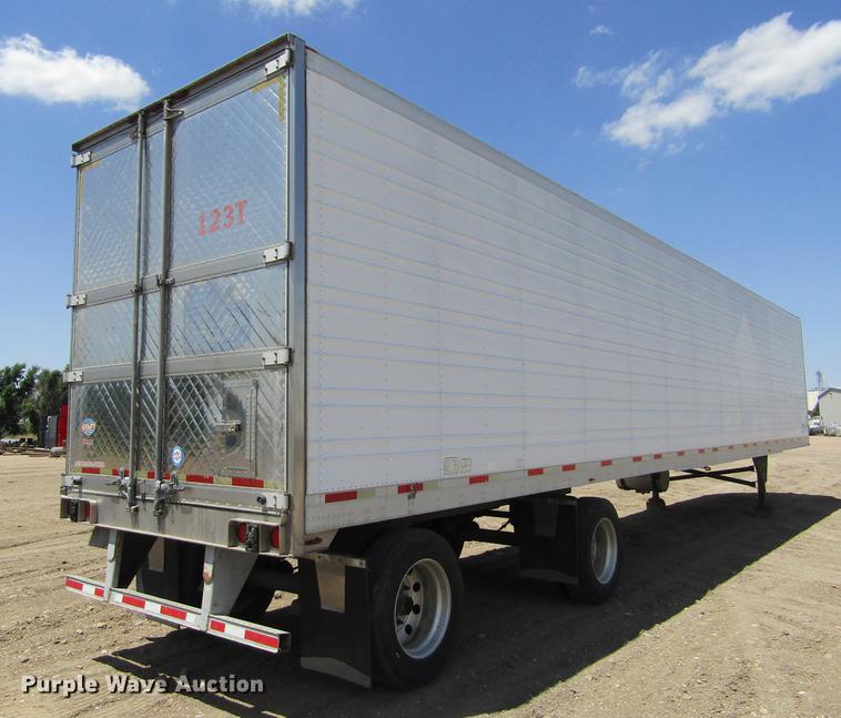 image for item DD5752 2004 Utility 3000R refrigerated van trailer