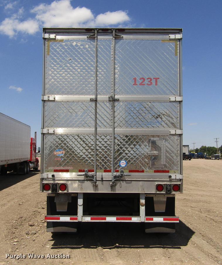 image for item DD5752 2004 Utility 3000R refrigerated van trailer