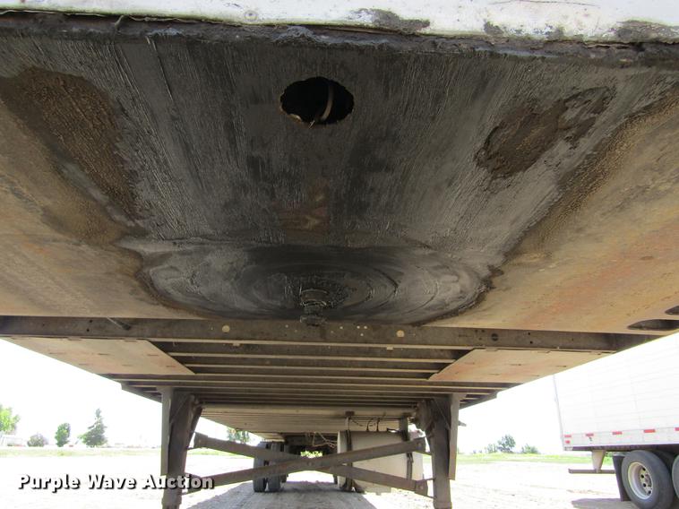 image for item DD5752 2004 Utility 3000R refrigerated van trailer