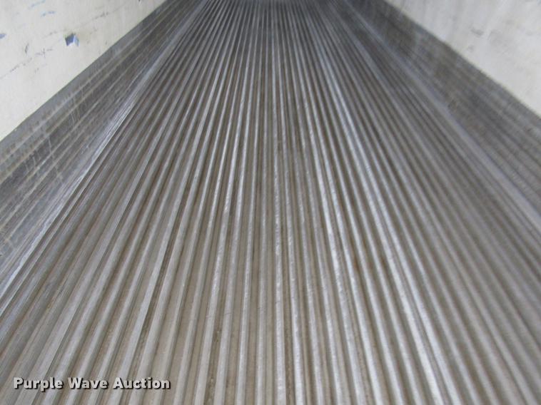 image for item DD5752 2004 Utility 3000R refrigerated van trailer