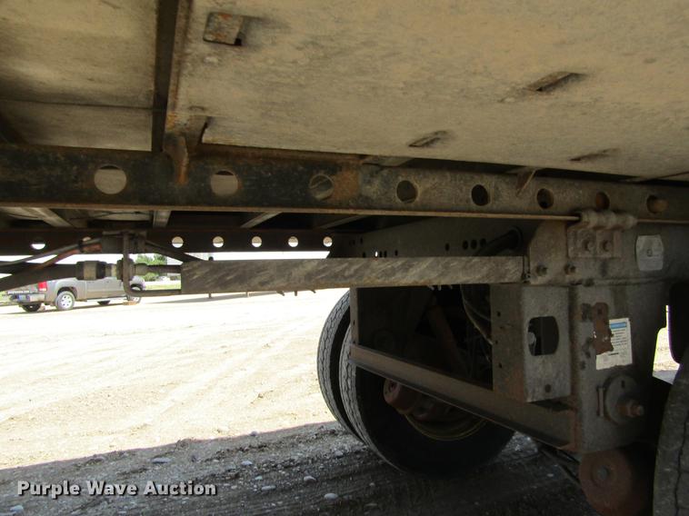 image for item DD5752 2004 Utility 3000R refrigerated van trailer