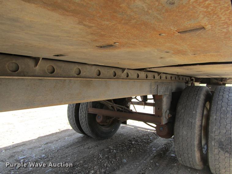 image for item DD5752 2004 Utility 3000R refrigerated van trailer