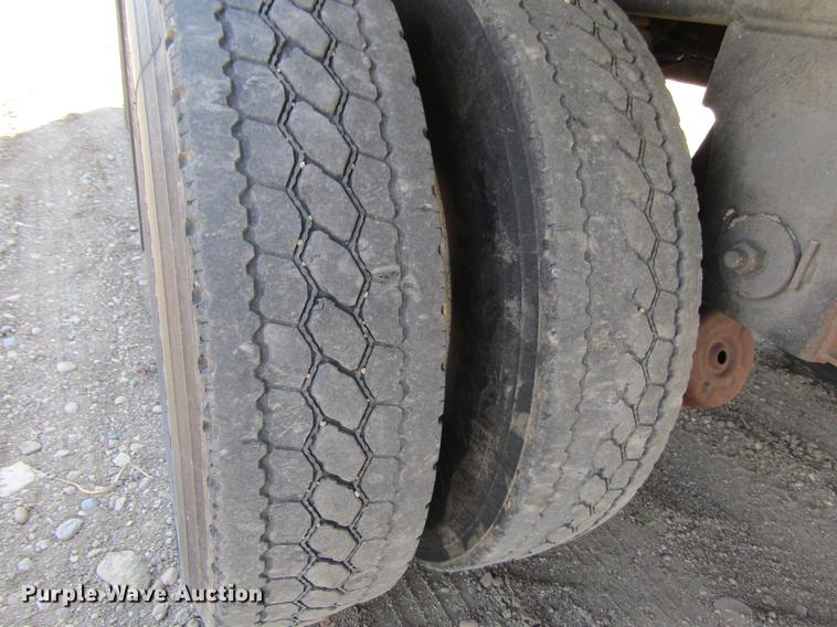 image for item DD5752 2004 Utility 3000R refrigerated van trailer