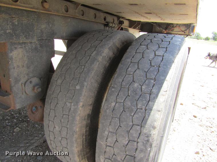 image for item DD5752 2004 Utility 3000R refrigerated van trailer