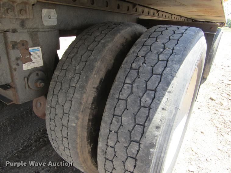 image for item DD5752 2004 Utility 3000R refrigerated van trailer