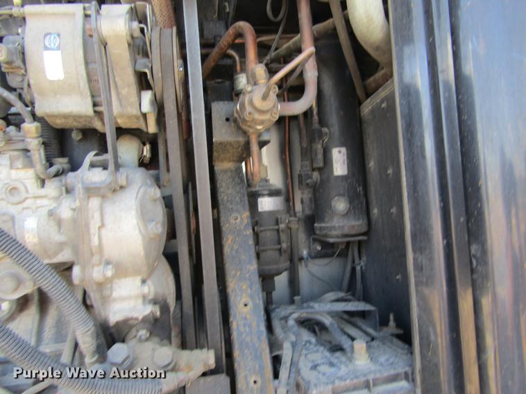 image for item DD5752 2004 Utility 3000R refrigerated van trailer