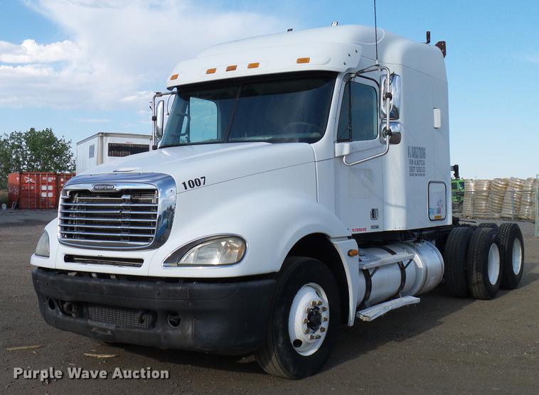 image for item DD8290 2004 Freightliner Columbia semi truck