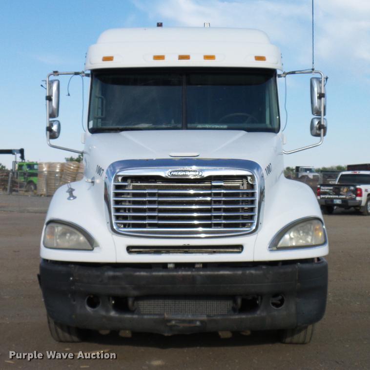 image for item DD8290 2004 Freightliner Columbia semi truck