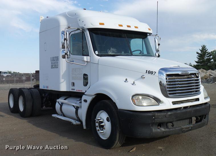 image for item DD8290 2004 Freightliner Columbia semi truck