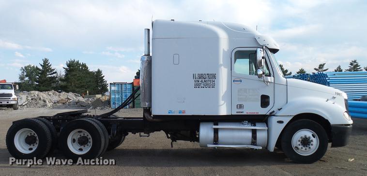 image for item DD8290 2004 Freightliner Columbia semi truck