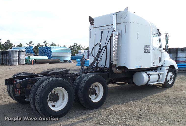 image for item DD8290 2004 Freightliner Columbia semi truck