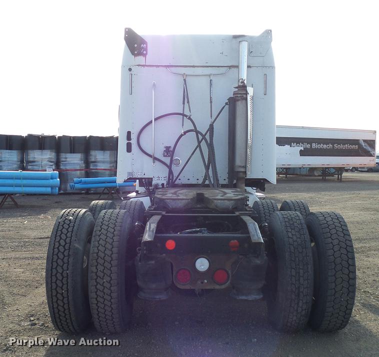 image for item DD8290 2004 Freightliner Columbia semi truck