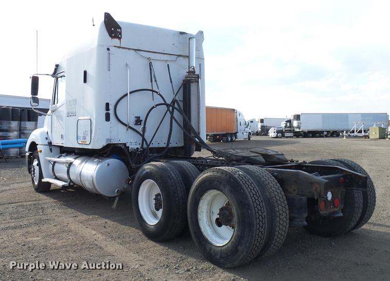 image for item DD8290 2004 Freightliner Columbia semi truck