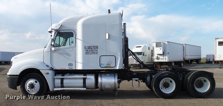 image for item DD8290 2004 Freightliner Columbia semi truck