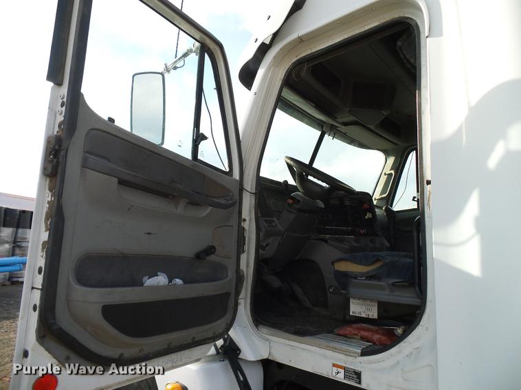 image for item DD8290 2004 Freightliner Columbia semi truck