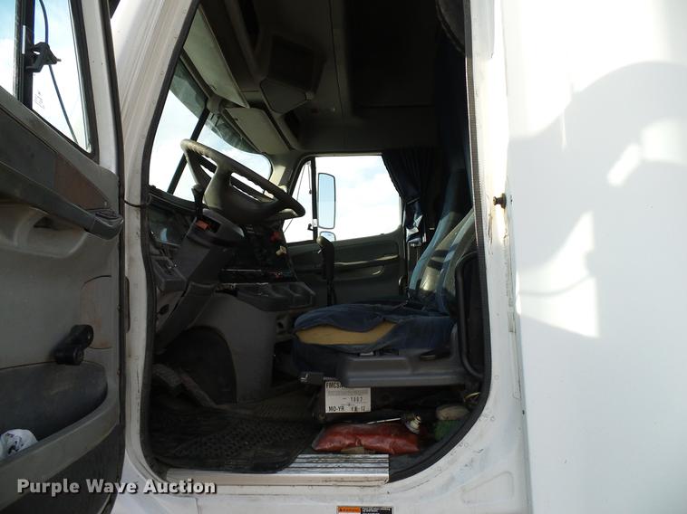 image for item DD8290 2004 Freightliner Columbia semi truck