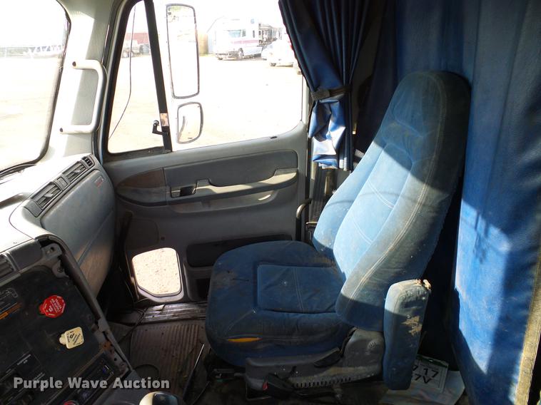 image for item DD8290 2004 Freightliner Columbia semi truck