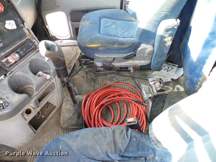 image for item DD8290 2004 Freightliner Columbia semi truck