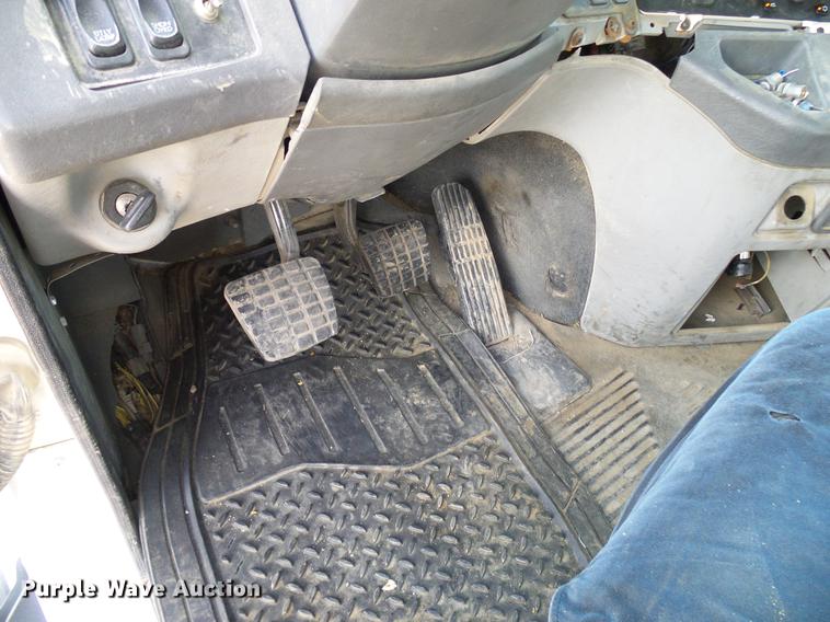 image for item DD8290 2004 Freightliner Columbia semi truck