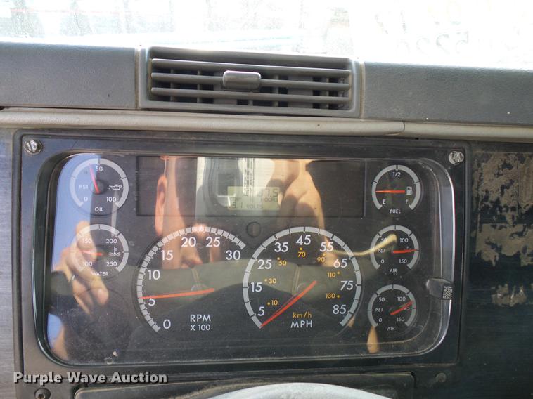 image for item DD8290 2004 Freightliner Columbia semi truck