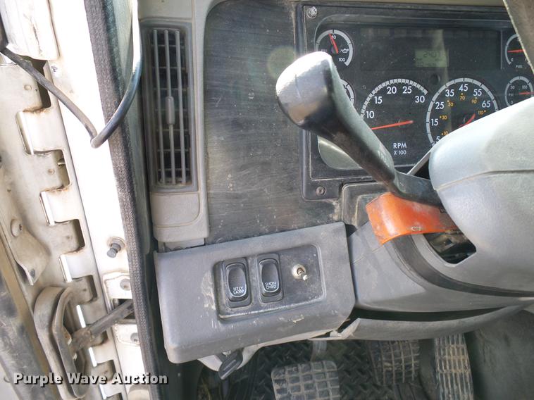 image for item DD8290 2004 Freightliner Columbia semi truck