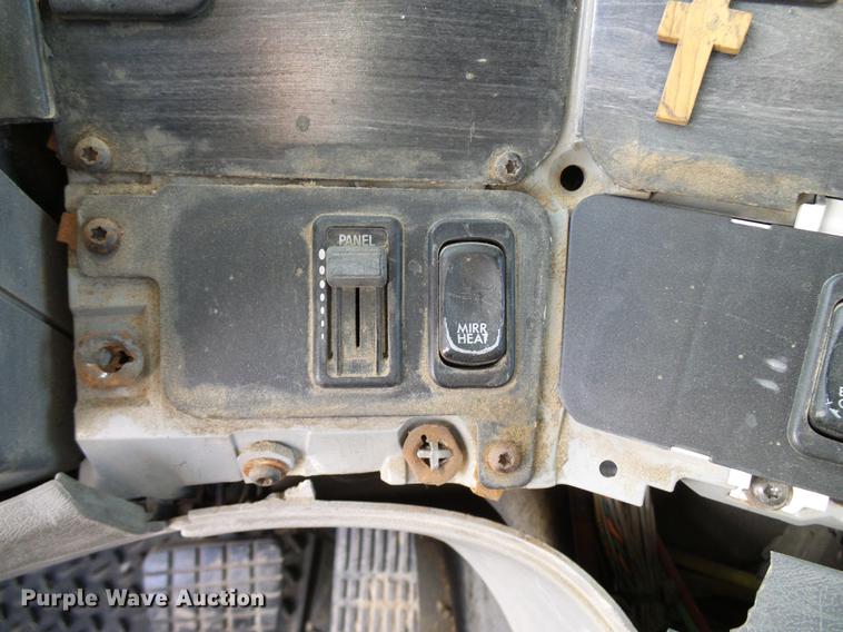 image for item DD8290 2004 Freightliner Columbia semi truck