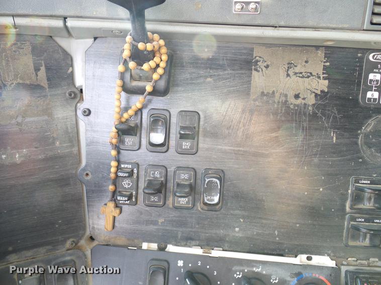 image for item DD8290 2004 Freightliner Columbia semi truck