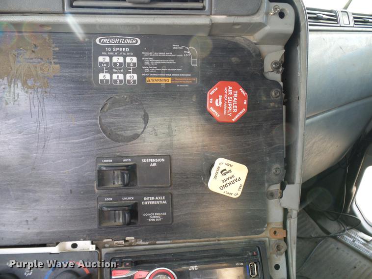 image for item DD8290 2004 Freightliner Columbia semi truck