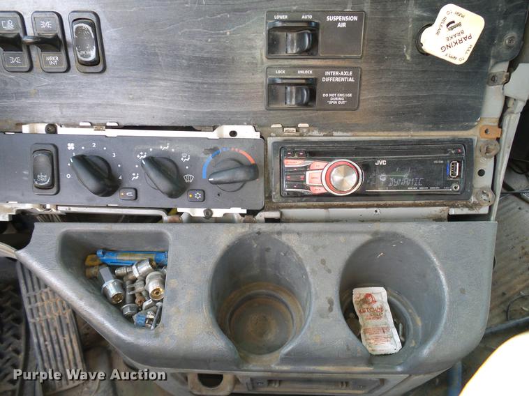 image for item DD8290 2004 Freightliner Columbia semi truck