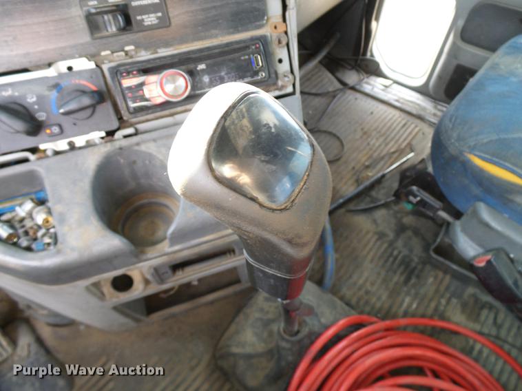 image for item DD8290 2004 Freightliner Columbia semi truck