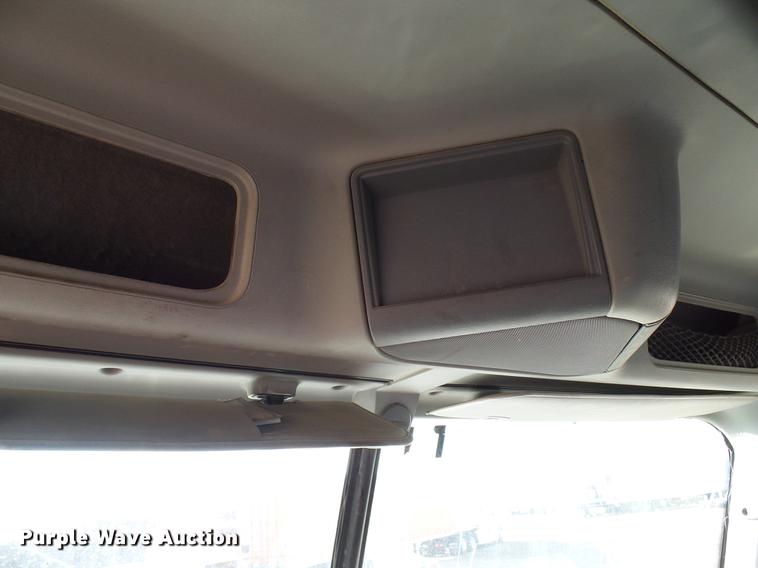 image for item DD8290 2004 Freightliner Columbia semi truck