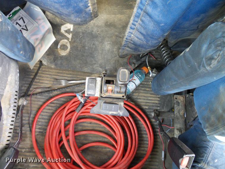 image for item DD8290 2004 Freightliner Columbia semi truck