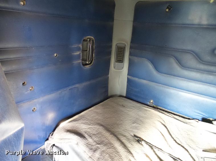 image for item DD8290 2004 Freightliner Columbia semi truck