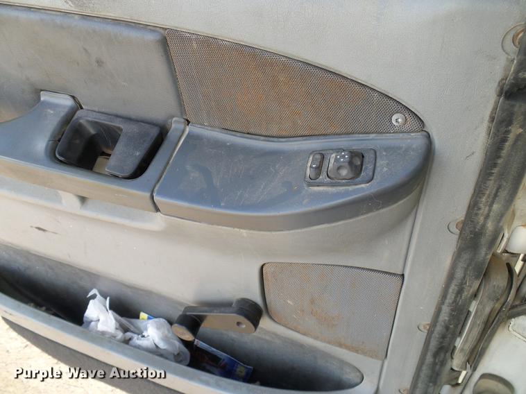 image for item DD8290 2004 Freightliner Columbia semi truck