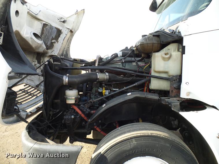 image for item DD8290 2004 Freightliner Columbia semi truck