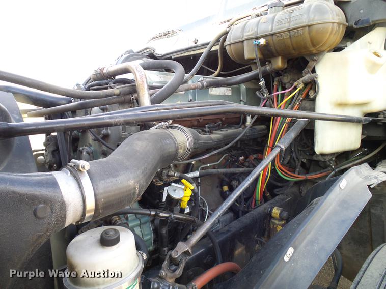 image for item DD8290 2004 Freightliner Columbia semi truck