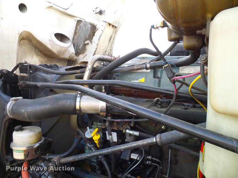 image for item DD8290 2004 Freightliner Columbia semi truck