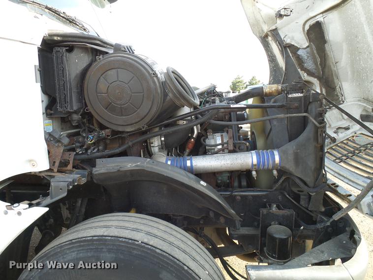 image for item DD8290 2004 Freightliner Columbia semi truck