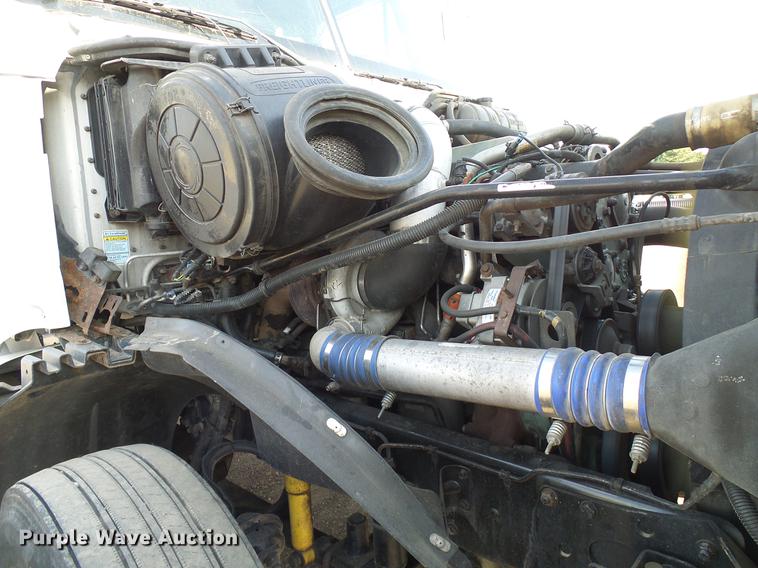 image for item DD8290 2004 Freightliner Columbia semi truck