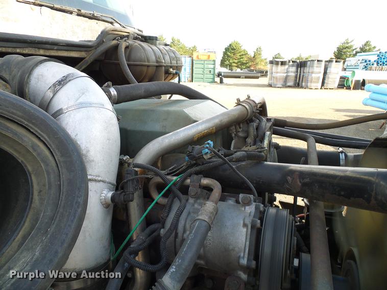 image for item DD8290 2004 Freightliner Columbia semi truck