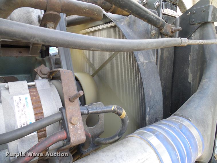 image for item DD8290 2004 Freightliner Columbia semi truck