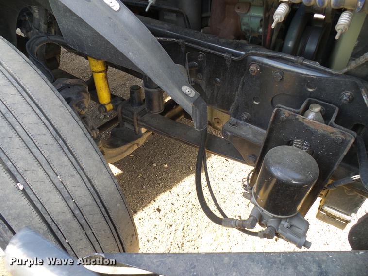 image for item DD8290 2004 Freightliner Columbia semi truck